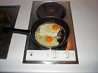 Ei in die Pfanne geben