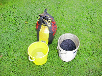 Holzkohle und Löschwasser.