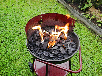 Die Holzkohle muss brennen.