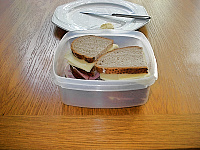 Brote in den Transportbehälter