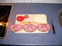 Salamischeiben auf das Brot legen