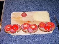 Tomatenscheiben auf das Brot